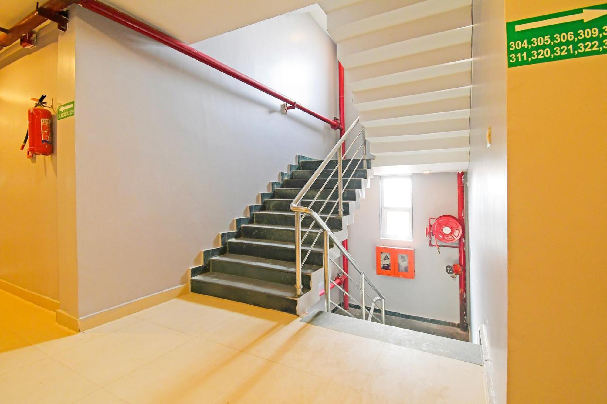 Отель Super Townhouse Mancheswar Industrial Estate Бхубанешвара Экстерьер фото